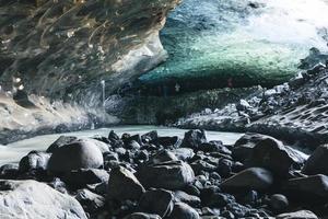 cavernas de gelo na geleira em jokulsarlon, islândia foto