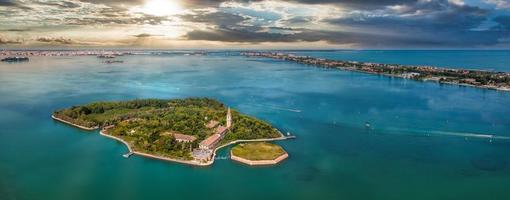 vista aérea da ilha fantasma atormentada de poveglia em veneza foto