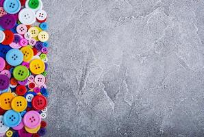 botões de roupas de plástico colorido foto