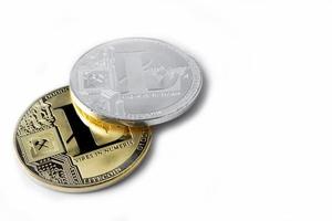 mão segura um litecoin em um fundo branco. foto