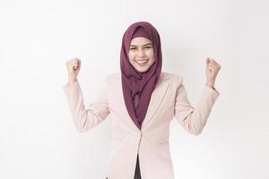 linda mulher de negócios com retrato de hijab em fundo branco foto