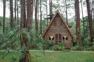 uma casa de campo de madeira