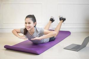 mulher fitness exercício em casa foto