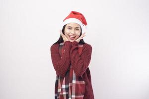 retrato de jovem sorridente usando chapéu de Papai Noel vermelho isolado estúdio de fundo branco. foto