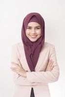 linda mulher de negócios com retrato de hijab em fundo branco foto