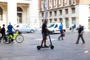 terni, itália, 29 de setembro de 2021 - pessoa em uma scooter na cidade foto