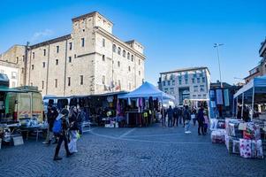 mercado semanal na cidade de Terni foto