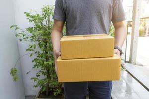 close-up homem está segurando a caixa de entrega em casa foto