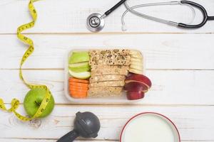 dieta alimentar para uma alimentação saudável em fundo branco de madeira foto