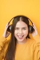 mulher amante da música está desfrutando com fone de ouvido em fundo amarelo