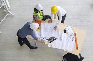 vista superior de pessoas de engenharia estão se encontrando, pessoas de engenharia, trabalho corporativo, conceito de trabalho em equipe. foto