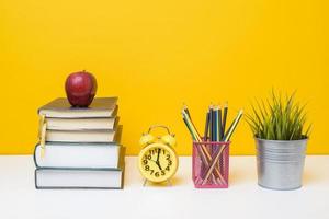 equipamento escolar em fundo amarelo, conceito de fundo de educação equipamento escolar em fundo amarelo, conceito de fundo de educação foto