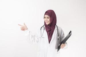 médico de mulher bonita com retrato de hijab em fundo branco foto