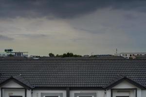 céu escuro enquanto a tempestade está vindo sobre o telhado de casa
