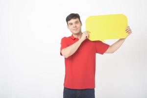 um homem de meia idade caucasiano está segurando um discurso vazio amarelo sobre fundo branco foto