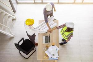 vista superior de pessoas de engenharia estão se encontrando, pessoas de engenharia, trabalho corporativo, conceito de trabalho em equipe foto