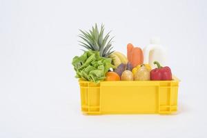 conjunto de entrega de alimentos crus em caixa de plástico em fundo branco foto
