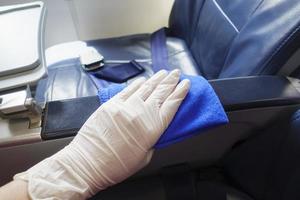 close-up mão está usando luvas de limpeza de aeronaves para pandemia de prevenção covid-19