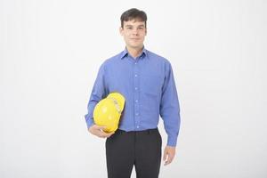 retrato de engenheiro com capacete de segurança amarelo está no estúdio de fundo branco foto