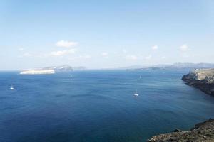 paisagem arrebatadora com vista para a ilha de santorini, grécia foto