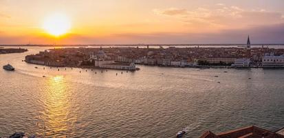 vista do pôr do sol da noite mágica sobre a bela veneza na itália. foto