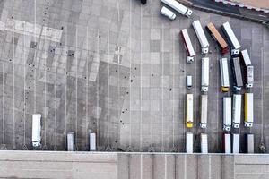 vista aérea do porto e caminhões estacionados lado a lado em dover, reino unido. foto