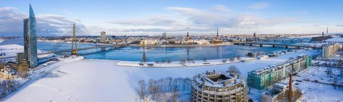 bela vista panorâmica da cidade de riga, letônia. cidade velha pelo rio daugava. foto