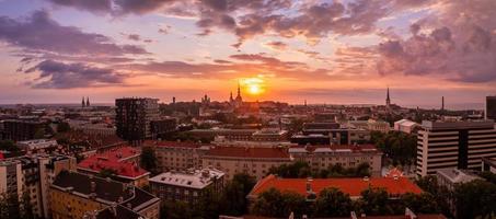 vista panorâmica da antiga cidade de tallinn ao pôr do sol roxo, estônia. foto