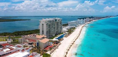 voando sobre a bela área da praia de cancun. foto