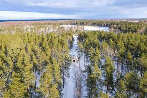 vista aérea da floresta de inverno coberta de neve. fotografia de drone foto