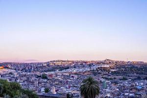 vista aérea da paisagem urbana ou cidade velha com montanha ao fundo foto