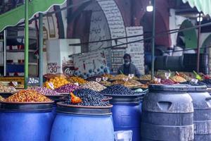 monte de variedade de azeitonas em conserva em tambores de armazenamento azul para venda no mercado local
