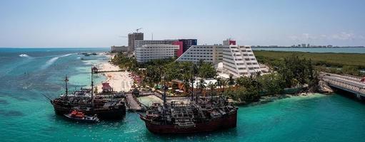 vista aérea do navio pirata jolly roger em cancun foto