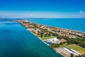 vista aérea da ilha de lido de venezia em veneza, itália. foto