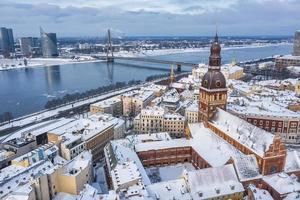 vista de inverno superior da paisagem urbana da cidade velha de riga. famosa vista aérea e destino turístico da catedral de cúpulas. viajando para a letônia foto