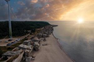 ruínas de bunkers na praia do mar Báltico foto