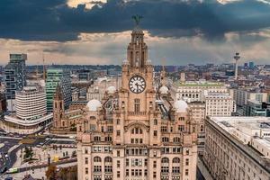 close-up aéreo da torre do edifício do fígado real em Liverpool foto