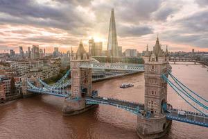 vista aérea panorâmica do pôr do sol da ponte da torre de londres e do rio tâmisa foto