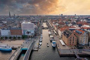 bela vista panorâmica aérea de copenhague, dinamarca. canais, cidade velha, parque de diversões tivoli garden e nyhavn foto