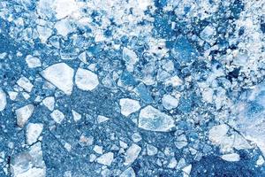 grandes pedaços de blocos de gelo formando um belo padrão, depois que o navio quebra-gelo passou e esmagou o gelo densamente compactado. foto