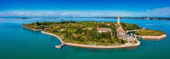 vista aérea da ilha fantasma atormentada de poveglia em veneza foto