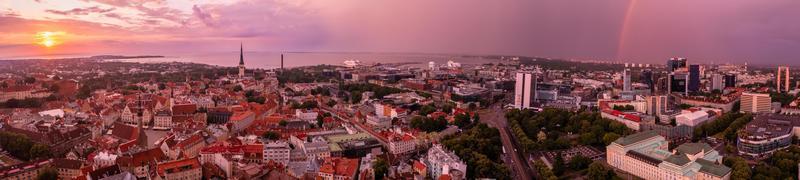 vista panorâmica da antiga cidade de tallinn ao pôr do sol roxo, estônia. foto
