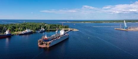 Riga, Letônia. 10 de junho de 2021 navio de carga em doca seca flutuante está sendo renovado foto