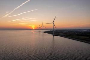 vista aérea das turbinas eólicas. geração de energia de energia ecológica verde. campo ecológico do parque eólico. energia verde de fazenda de moinho de vento offshore e onshore no mar foto