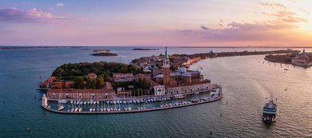 vista do pôr do sol da noite mágica sobre a bela veneza na itália.