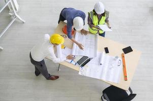 vista superior de pessoas de engenharia estão se encontrando, pessoas de engenharia, trabalho corporativo, conceito de trabalho em equipe. foto