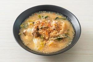 sopa sukiyaki com carne de porco em estilo tailandês foto