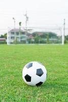 bola de futebol no campo foto