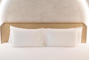 travesseiros brancos confortáveis na cama foto