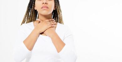 dor de garganta feminina. closeup de mulher bonita doente com dor de garganta se sentindo mal, sofrendo de deglutição dolorosa. menina tocando o pescoço com a mão. conceitos de doença, cuidados de saúde e medicina. foto